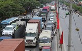 Người dân mệt mỏi đợi xe về quê trong dịp nghỉ lễ